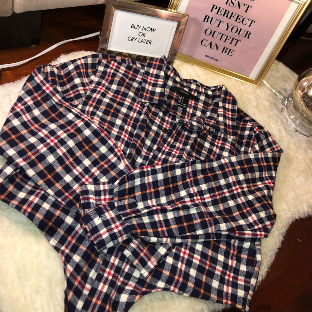 Knotted in the front, plaid cropped top ❤️